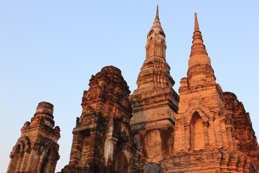 El sol de la tarde se esconde detrás de las ruinas de Sukhothai
