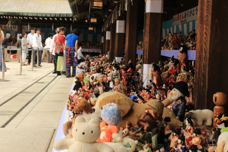 Los corredores del templo se llenan de juguetes durante el evento. En total 40 mil muñecas y peluches son incinerados aquí